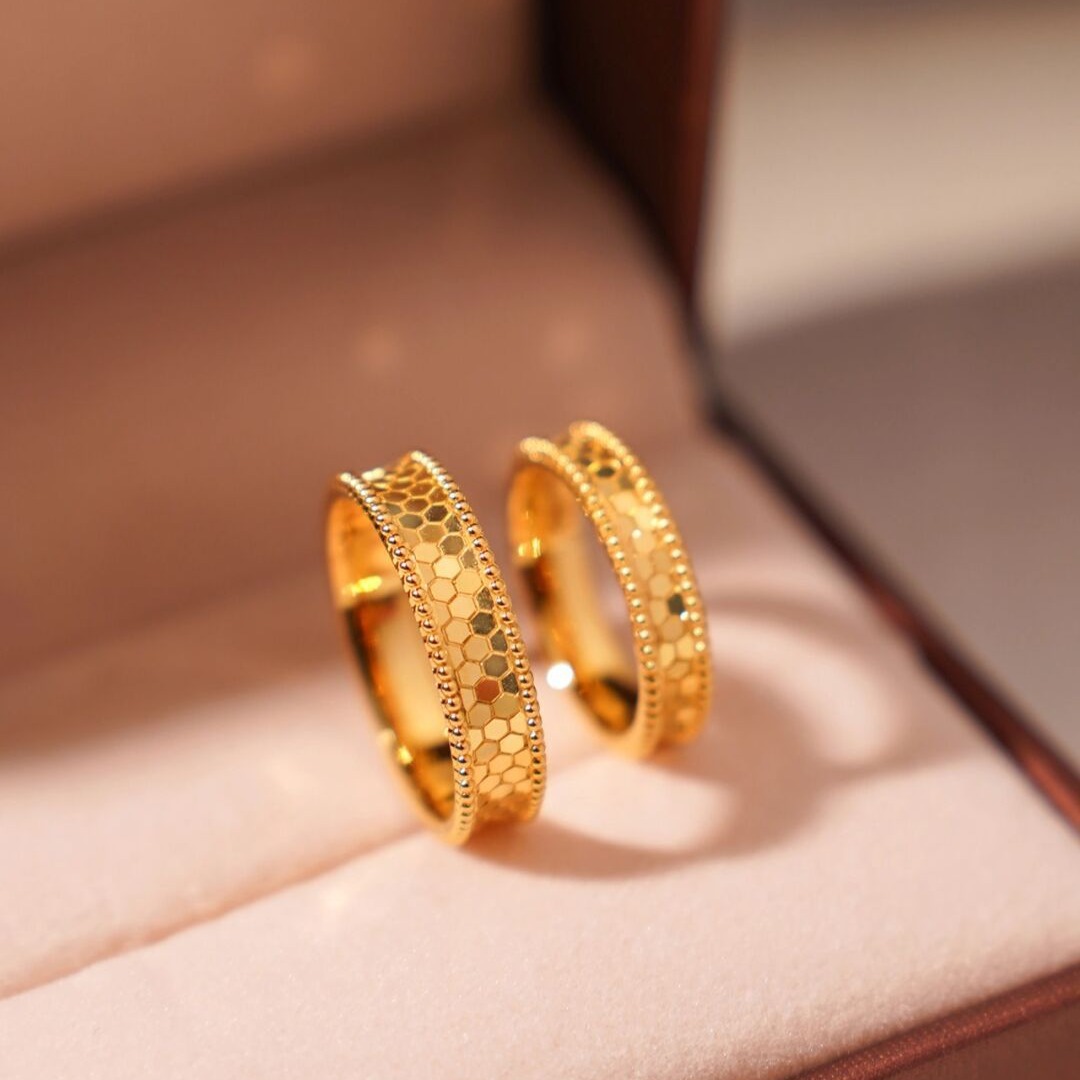 Women Accessories Dubai - Bague en accent d'abeille en or