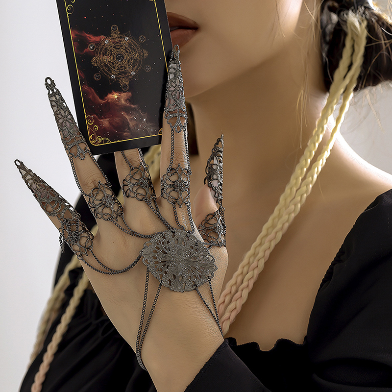 Women Accessories Dubai - Bracelet à Ongles Punk Goth, Dubaï,